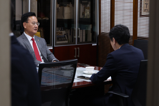 유상범(오른쪽) 국민의힘, 문진석 더불어민주당 원내운영수석부대표가 23일 국회 의원회관에서 원구성 등과 관련해 회동하고 있다. 연합뉴스
